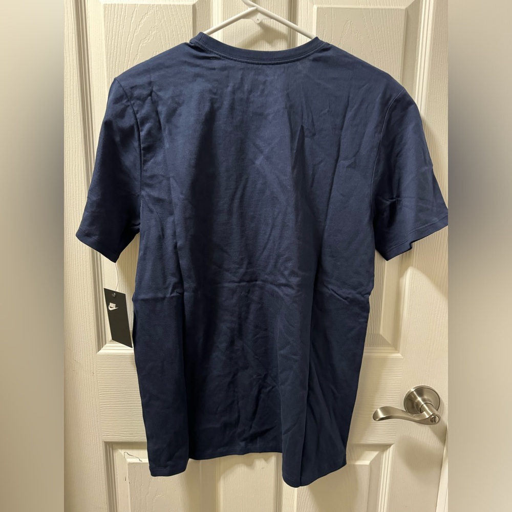 10 NIKE THE NIKE TEE - Picture 2 of 5